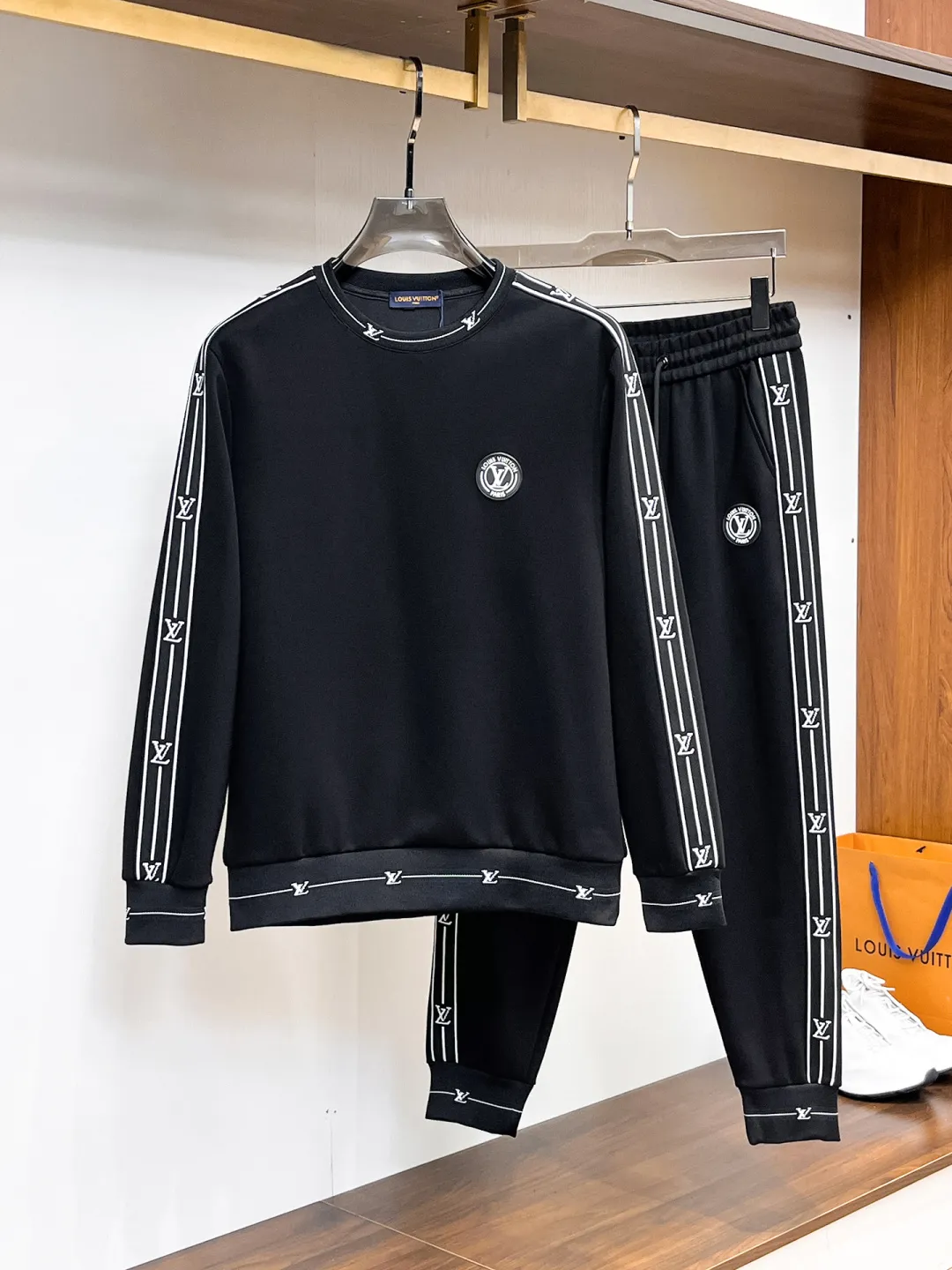🅿️540 LV 2025 autumn and winter new counter, the same casual Tencel cotton fabric suit, breathable, comfortable and casual! Full of high-end feel! The details are exquisite and high-end, and the workmanship is impeccable! The original high-end fabric is very high-end! The fabric is crisp, anti-wrinkle and wear-resistant, warm, neat and stylish. Everyone must buy a set this autumn and winter. They must look cool and cool when wearing it. This is a model that we highly recommend! M-3XL